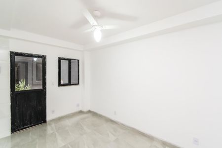 Sala de apartamento para alugar com 1 quarto, 40m² em Olaria, Rio de Janeiro