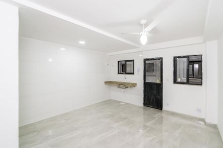 Sala de apartamento para alugar com 1 quarto, 40m² em Olaria, Rio de Janeiro