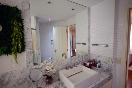 Apartamento à venda com 389m², 5 quartos e 4 vagasBanheiro Suíte Principal