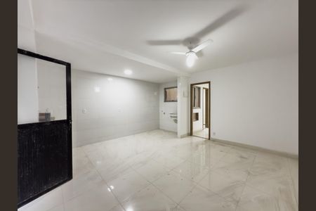 Sala de apartamento para alugar com 1 quarto, 39m² em Olaria, Rio de Janeiro