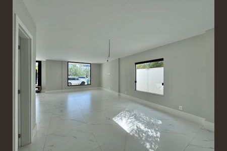 Casa de condomínio à venda com 420m², 4 quartos e 4 vagasSala