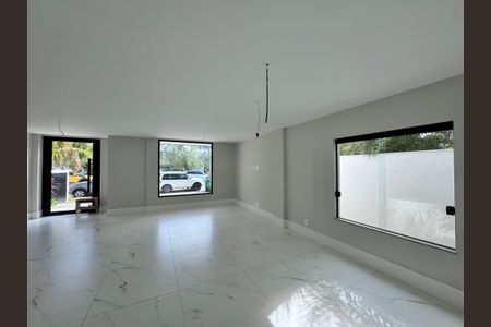 Casa de condomínio à venda com 420m², 4 quartos e 4 vagasSala