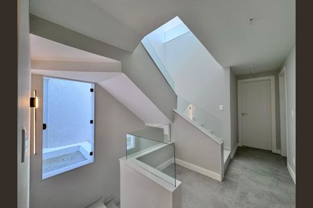 Casa de condomínio à venda com 420m², 4 quartos e 4 vagasCorredor