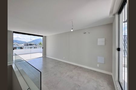 Casa de condomínio à venda com 420m², 4 quartos e 4 vagasSala Terraço