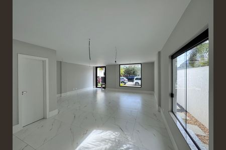 Casa de condomínio à venda com 420m², 4 quartos e 4 vagasSala