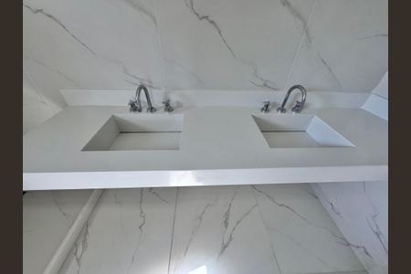 Casa de condomínio à venda com 420m², 4 quartos e 4 vagasSuíte 3 - Banheiro