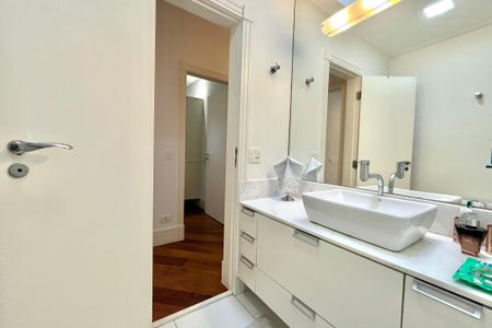 Apartamento à venda com 217m², 4 quartos e 2 vagasBanheiro 