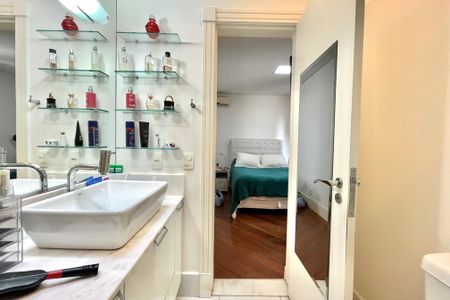 Apartamento à venda com 217m², 4 quartos e 2 vagasBanheiro da Suíte 2