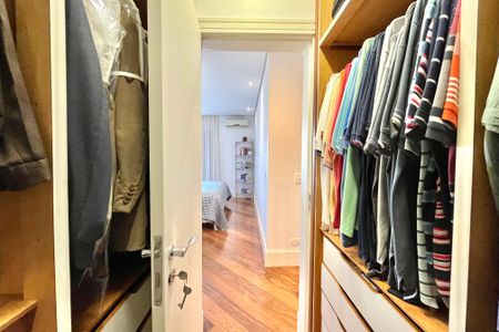 Apartamento à venda com 217m², 4 quartos e 2 vagasCloset da suíte 1
