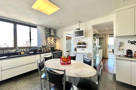Apartamento à venda com 217m², 4 quartos e 2 vagasCozinha