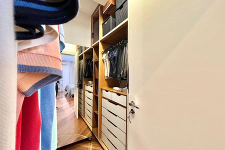 Apartamento à venda com 217m², 4 quartos e 2 vagasCloset da suíte 1
