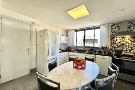 Apartamento à venda com 217m², 4 quartos e 2 vagasCozinha