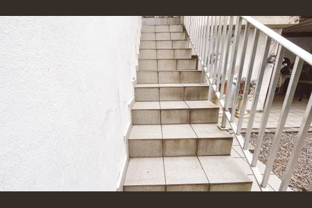 Casa à venda com 200m², 4 quartos e 3 vagas Casa à venda com 200m², 4 quartos e 3 vagasEscada Externa