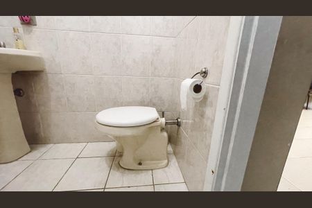 Casa à venda com 200m², 4 quartos e 3 vagas Casa à venda com 200m², 4 quartos e 3 vagasBanheiro