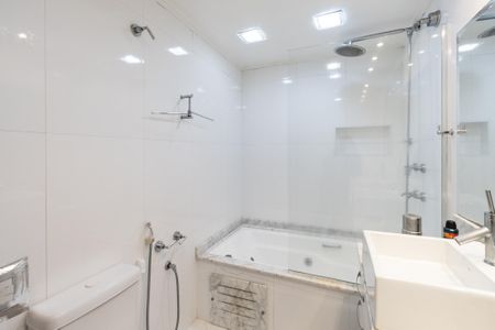Apartamento à venda com 144m², 4 quartos e 2 vagas Apartamento à venda com 144m², 4 quartos e 2 vagasBanheiro da Suite