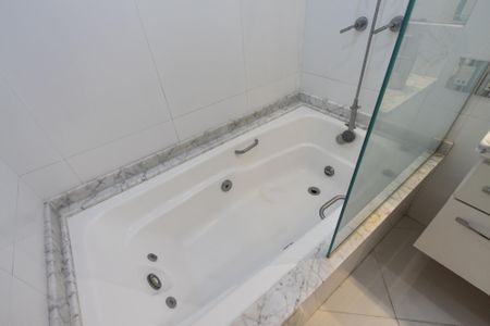 Apartamento à venda com 144m², 4 quartos e 2 vagas Apartamento à venda com 144m², 4 quartos e 2 vagasBanheiro da Suite