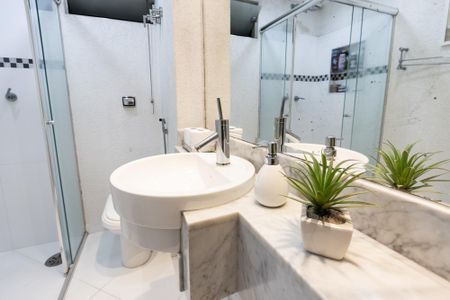 Apartamento à venda com 144m², 4 quartos e 2 vagas Apartamento à venda com 144m², 4 quartos e 2 vagasBanheiro do Corredor