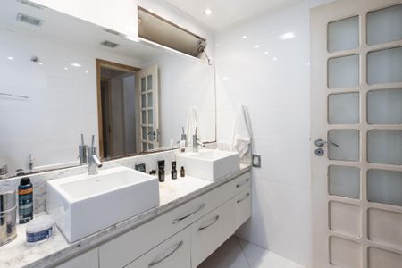 Apartamento à venda com 144m², 4 quartos e 2 vagas Apartamento à venda com 144m², 4 quartos e 2 vagasBanheiro da Suite