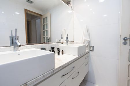 Apartamento à venda com 144m², 4 quartos e 2 vagas Apartamento à venda com 144m², 4 quartos e 2 vagasBanheiro da Suite