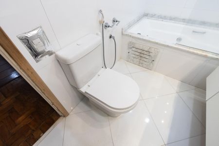 Apartamento à venda com 144m², 4 quartos e 2 vagas Apartamento à venda com 144m², 4 quartos e 2 vagasBanheiro da Suite