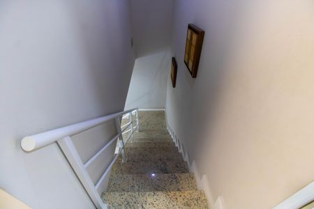 Casa de condomínio à venda com 400m², 5 quartos e 6 vagasEscada