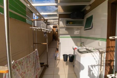 Casa de condomínio à venda com 400m², 5 quartos e 6 vagasÁrea de Serviço