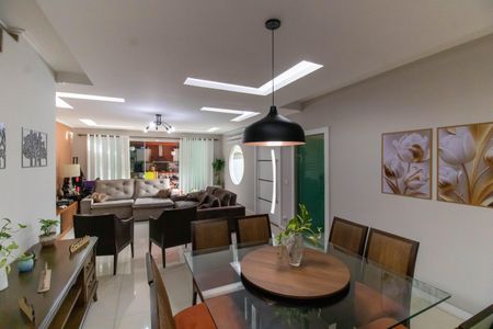 Casa de condomínio à venda com 400m², 5 quartos e 6 vagasSala