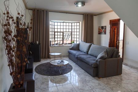 Casa à venda com 175m², 4 quartos e 4 vagas Casa à venda com 175m², 4 quartos e 4 vagasSala