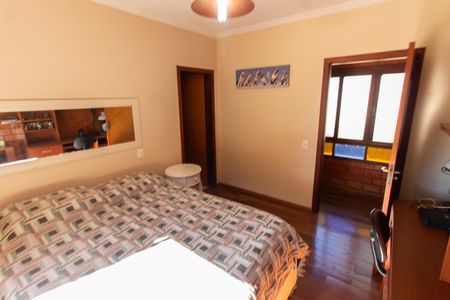 Casa de condomínio à venda com 283m², 3 quartos e 10 vagasSuíte