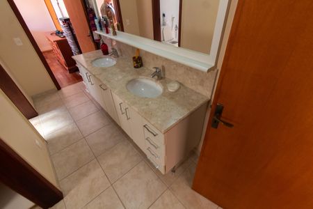 Casa de condomínio à venda com 283m², 3 quartos e 10 vagasBanheiro da Suíte