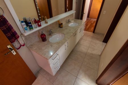 Casa de condomínio à venda com 283m², 3 quartos e 10 vagasBanheiro da Suíte