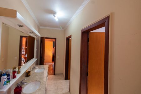 Casa de condomínio à venda com 283m², 3 quartos e 10 vagasBanheiro da Suíte