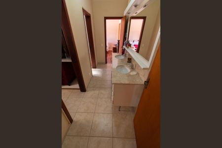 Casa de condomínio à venda com 283m², 3 quartos e 10 vagasBanheiro da Suíte