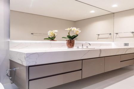 Banheiro de apartamento à venda com 2 quartos, 114m² em Vila Olímpia, São Paulo