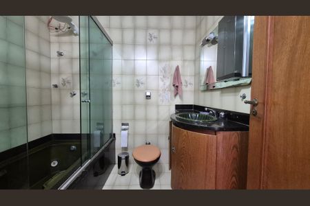 Casa à venda com 300m², 3 quartos e 6 vagas Casa à venda com 300m², 3 quartos e 6 vagasBanheiro da suíte