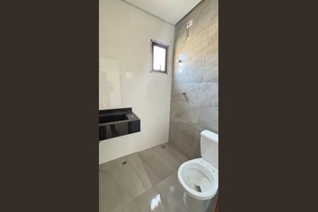 Casa à venda com 70m², 2 quartos e 2 vagasBanheiro da Suíte 1