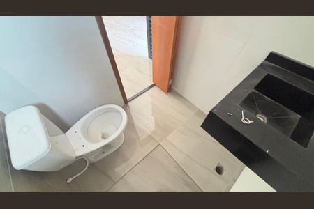 Casa à venda com 70m², 2 quartos e 2 vagasBanheiro da Suíte 1