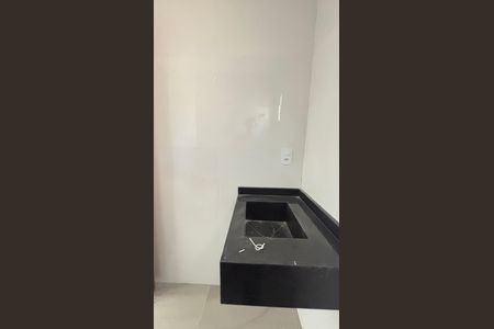 Casa à venda com 70m², 2 quartos e 2 vagasBanheiro da Suíte 1