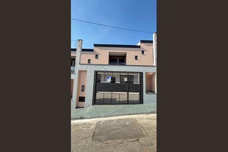 Casa à venda com 70m², 2 quartos e 2 vagasFachada