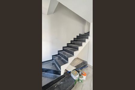 Casa à venda com 70m², 2 quartos e 2 vagasEscada