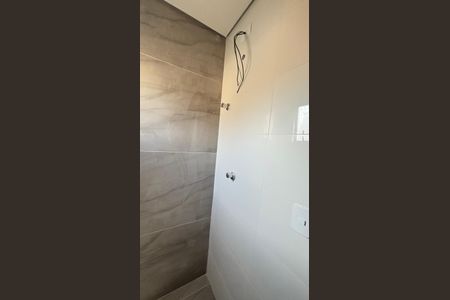 Casa à venda com 70m², 2 quartos e 2 vagasBanheiro da Suíte 1