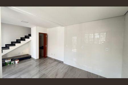 Casa à venda com 70m², 2 quartos e 2 vagasSala