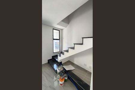 Casa à venda com 70m², 2 quartos e 2 vagasEscada