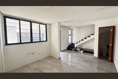 Casa à venda com 70m², 2 quartos e 2 vagasSala