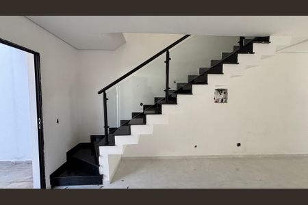 Casa à venda com 95m², 3 quartos e 2 vagas Casa à venda com 95m², 3 quartos e 2 vagasEscada