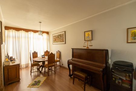 Casa à venda com 255m², 3 quartos e 3 vagasSala