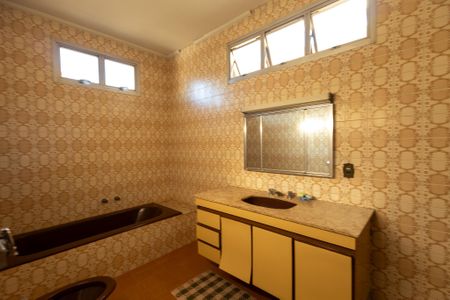 Casa à venda com 255m², 3 quartos e 3 vagasBanheiro Suíte 1