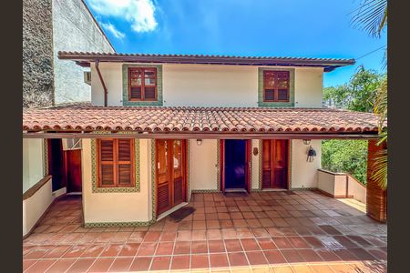 Casa à venda com 307m², 4 quartos e 2 vagas Casa à venda com 307m², 4 quartos e 2 vagasÁrea comum