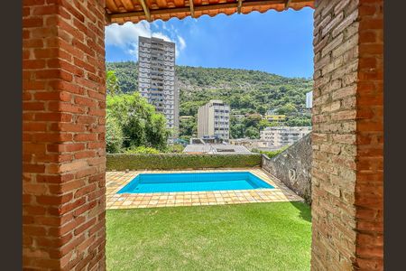 Casa à venda com 307m², 4 quartos e 2 vagas Casa à venda com 307m², 4 quartos e 2 vagasÁrea comum