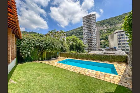 Casa à venda com 307m², 4 quartos e 2 vagas Casa à venda com 307m², 4 quartos e 2 vagasÁrea comum